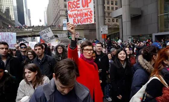 Демонстрация в поддержку прав женщин в 2017 году в Нью-Йорке.